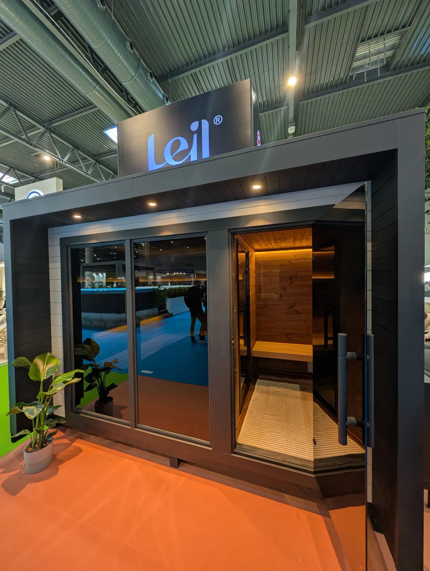 展示会に据えられたLeilのサウナキャビン